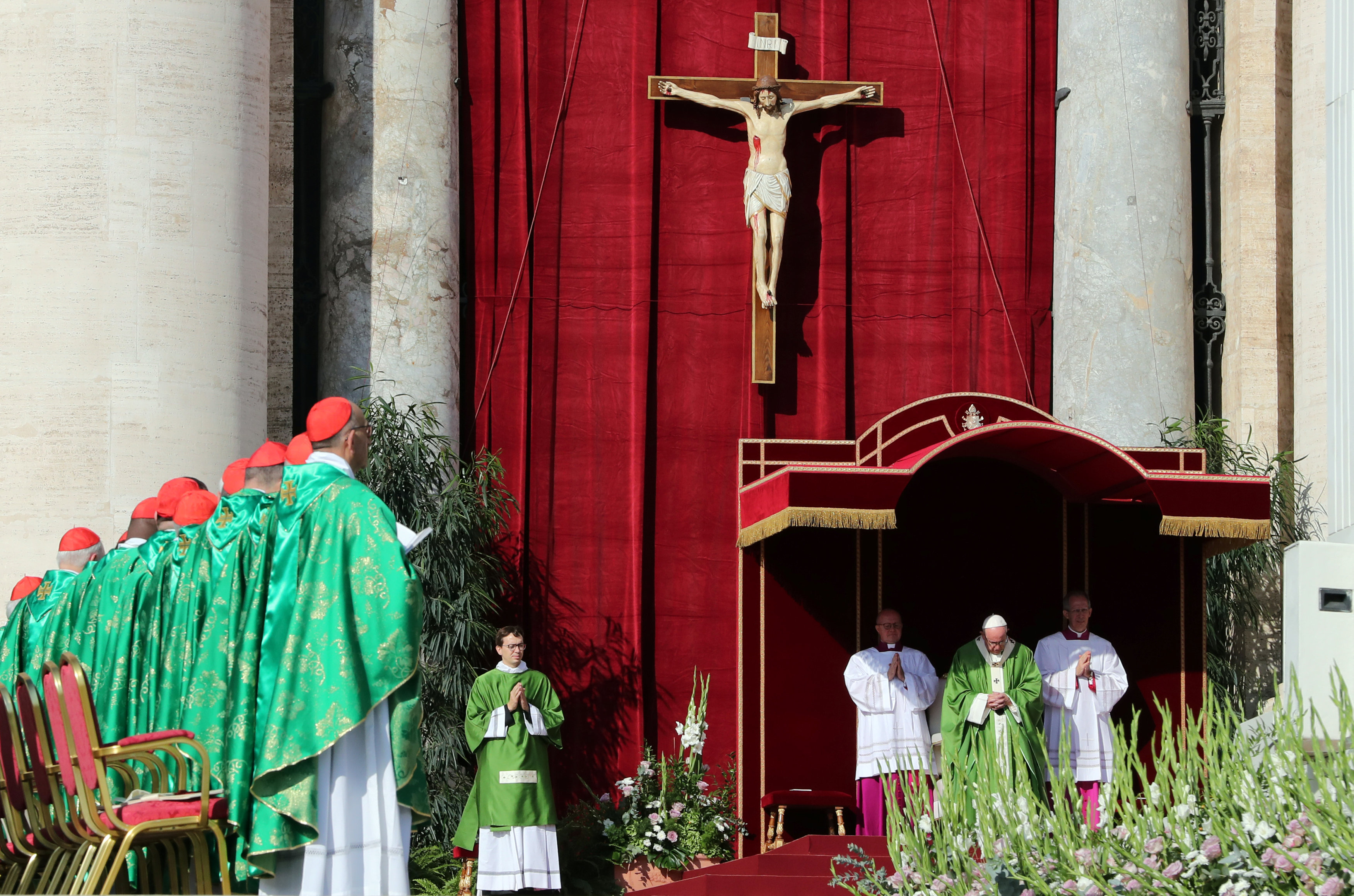 بابا الفاتيكان يصلى قداسا مع أساقفة الكنيسة الكاثوليكية