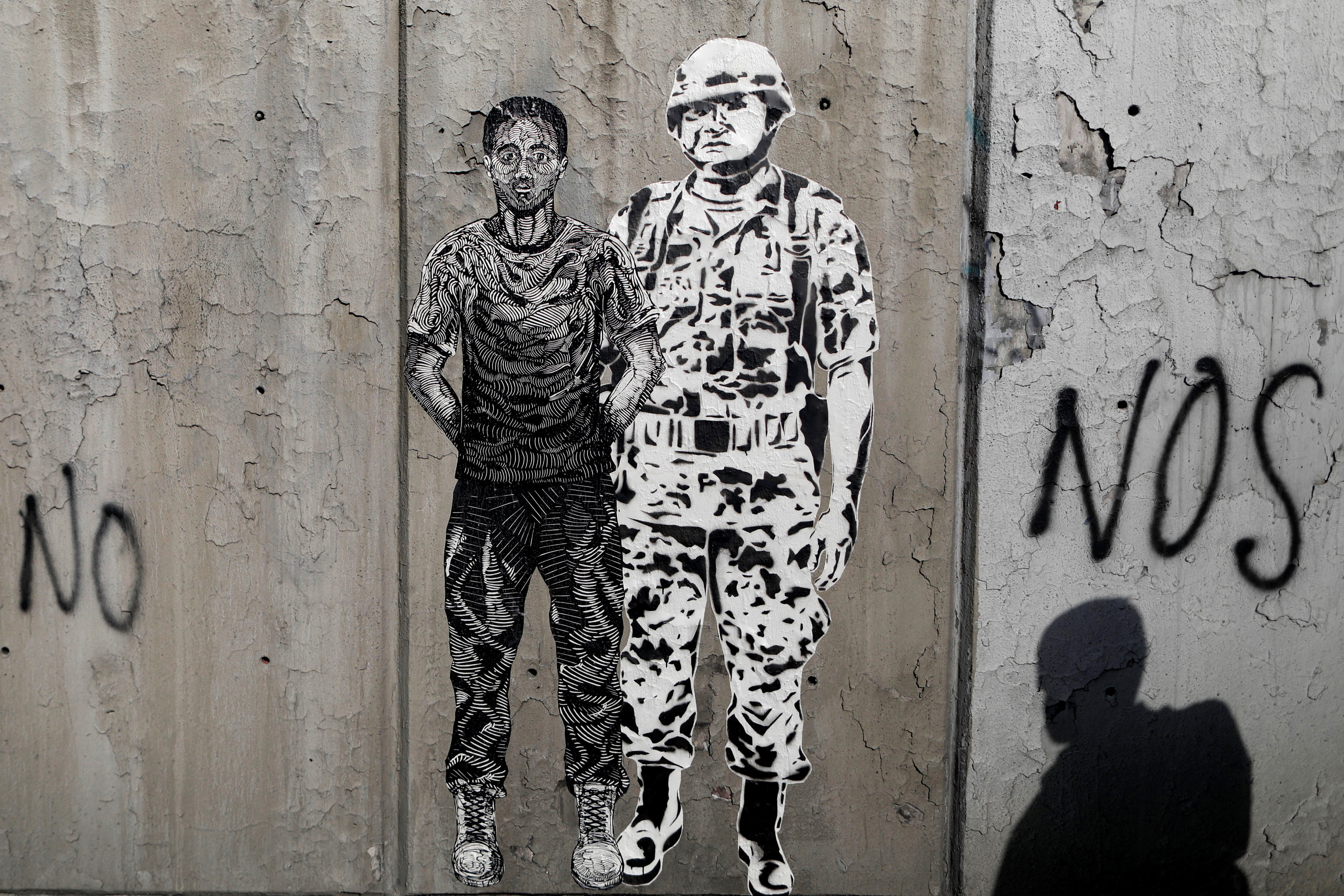 صور الجرافيتى على حوائط الميادين لإحياء ذكرى المذبحة