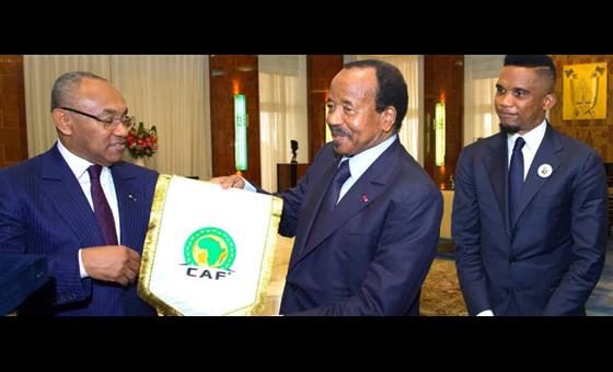 إيتو مع رئيس الكاميرون ورئيس الكاف