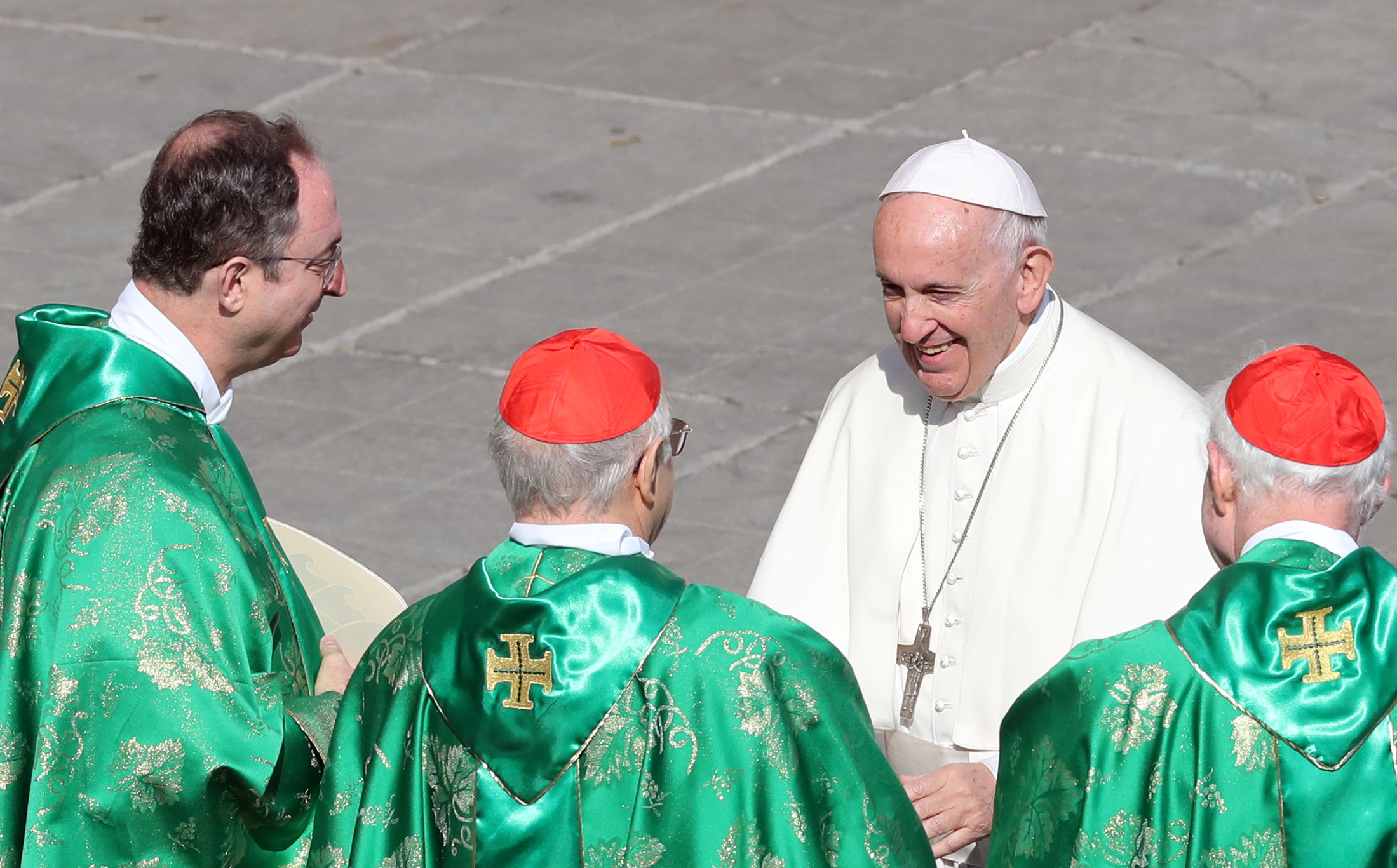 البابا يحى عددا من الكاردينالات بعد نهاية القداس