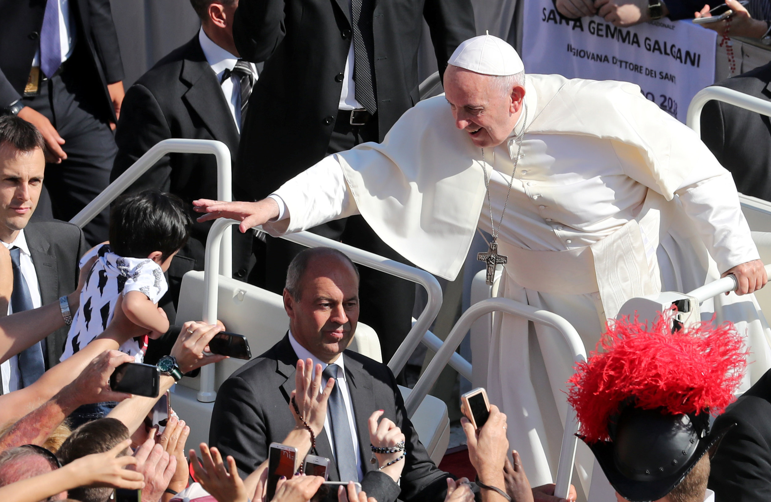 البابا يحى الجماهير التى احتشدت للقاءه بساحة القديس بطرس بالفاتيكان