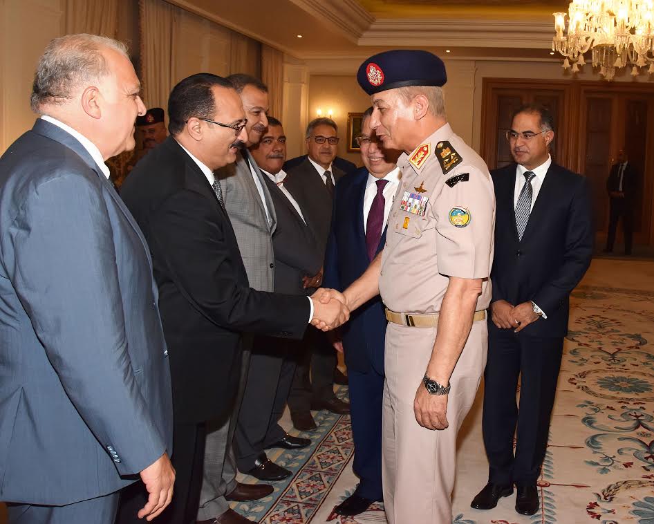 الفريق أول محمد زكى القائد العام للقوات المسلحة وزير الدفاع مع أعضاء مجلس النواب (2)