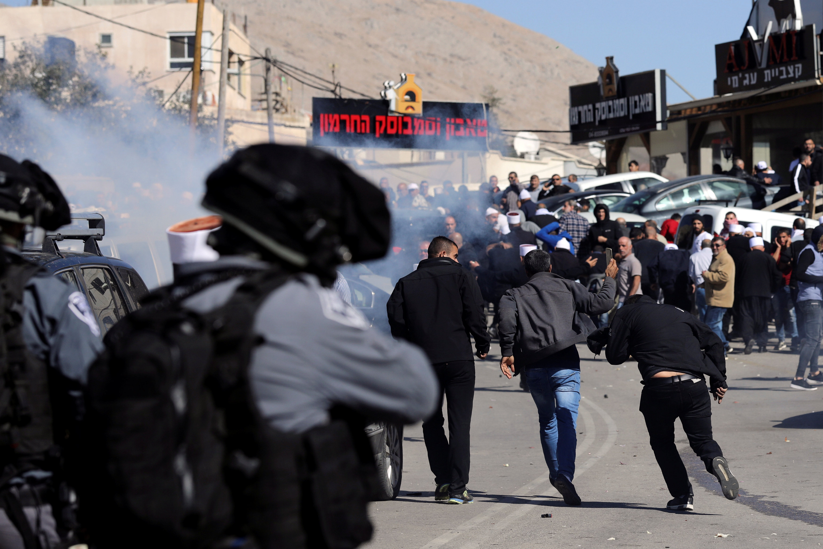 القوات الإسرائيلية تطارد المتظاهرين
