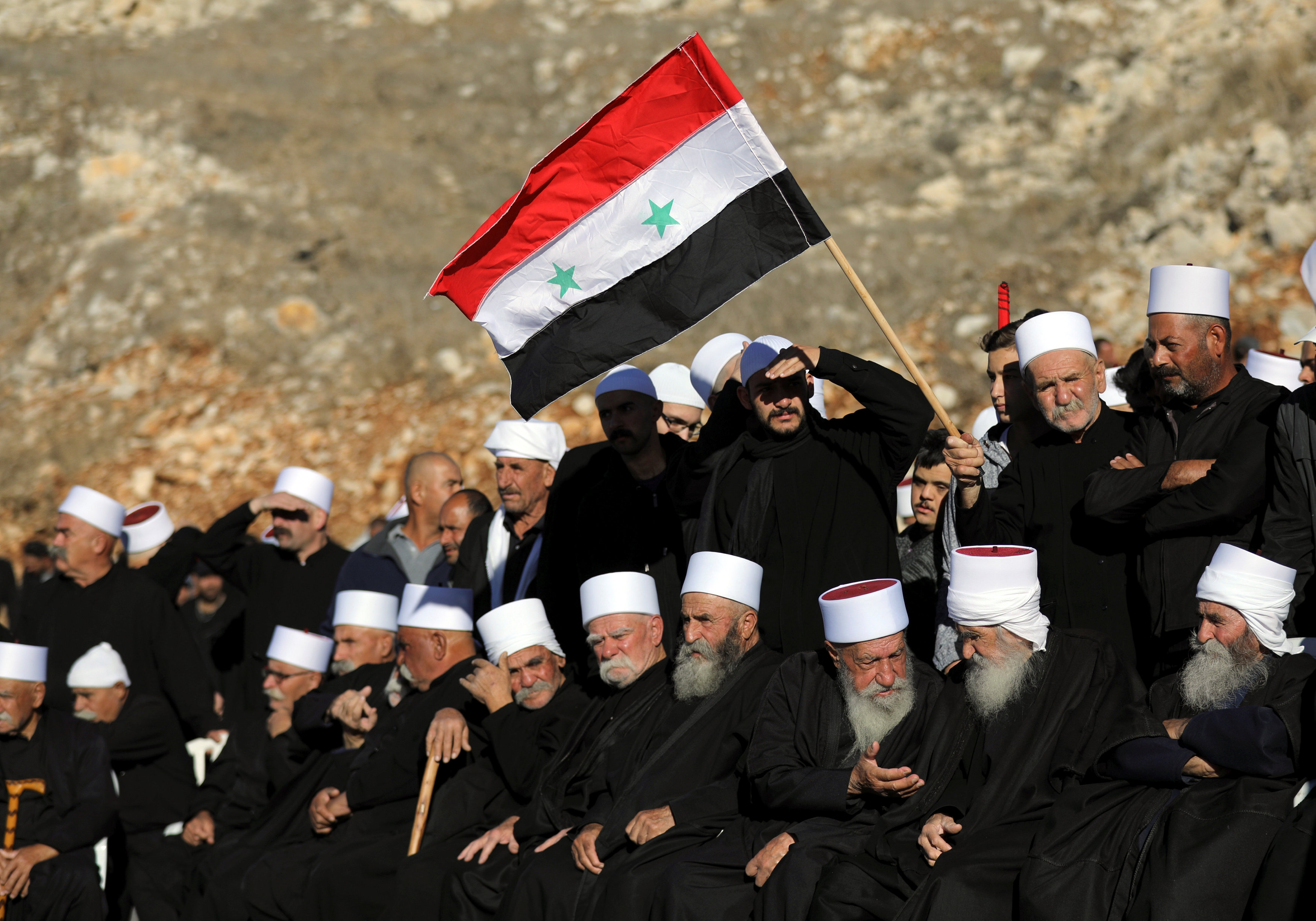 أحد الشيوخ يرفع علم سوريا فى الجولان المحتلة