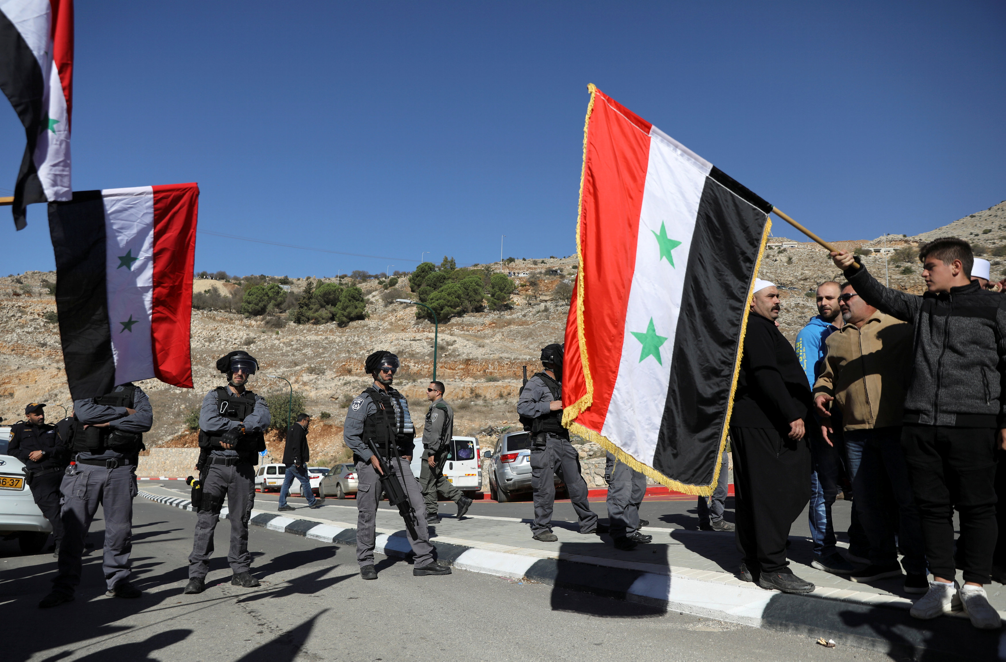 أعلام سوريا ترتفع فى وجه جنود الاحتلال الإسرائيلى