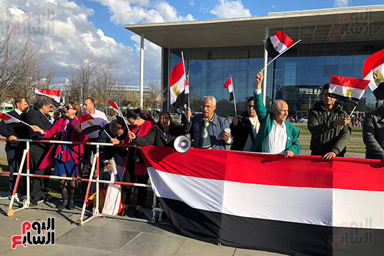المصريون يحتشدون أمام مبنى المستشارية ببرلين (5)
