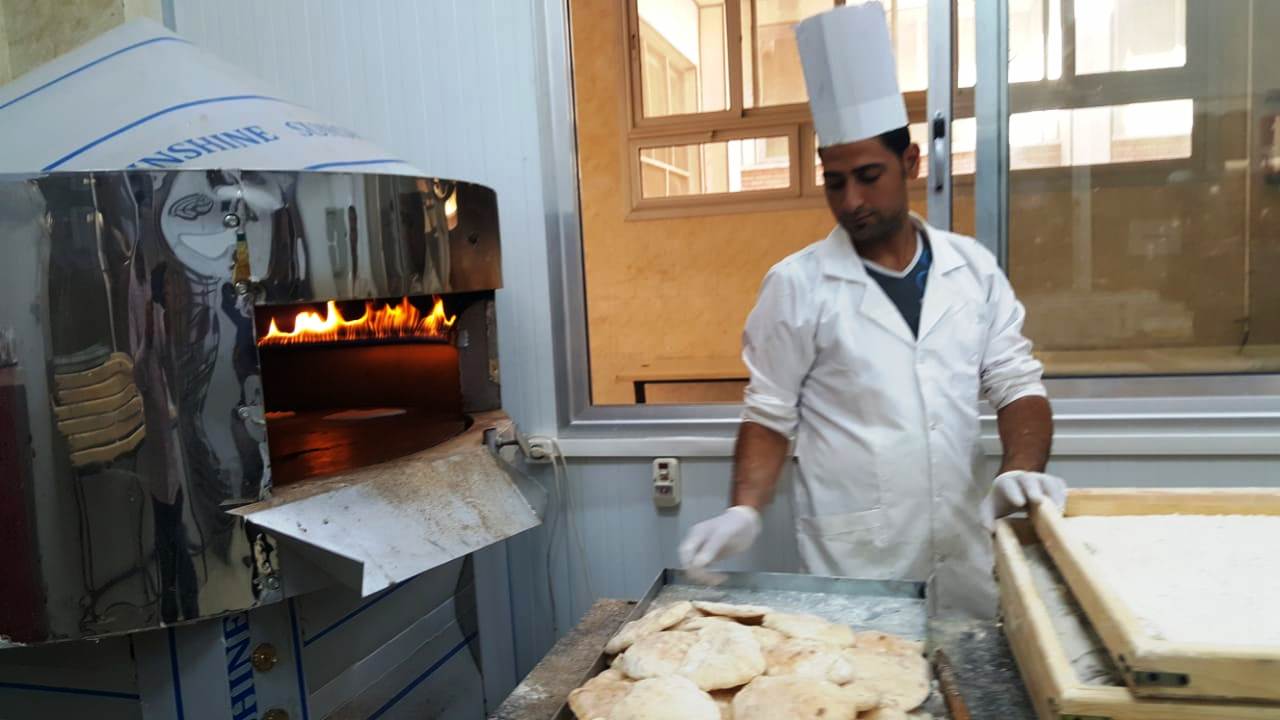اليوم السابع يحاور صاحب فكرة إنشاء مخبز خالى من الجلاتين بجامعة أسيوط (4)