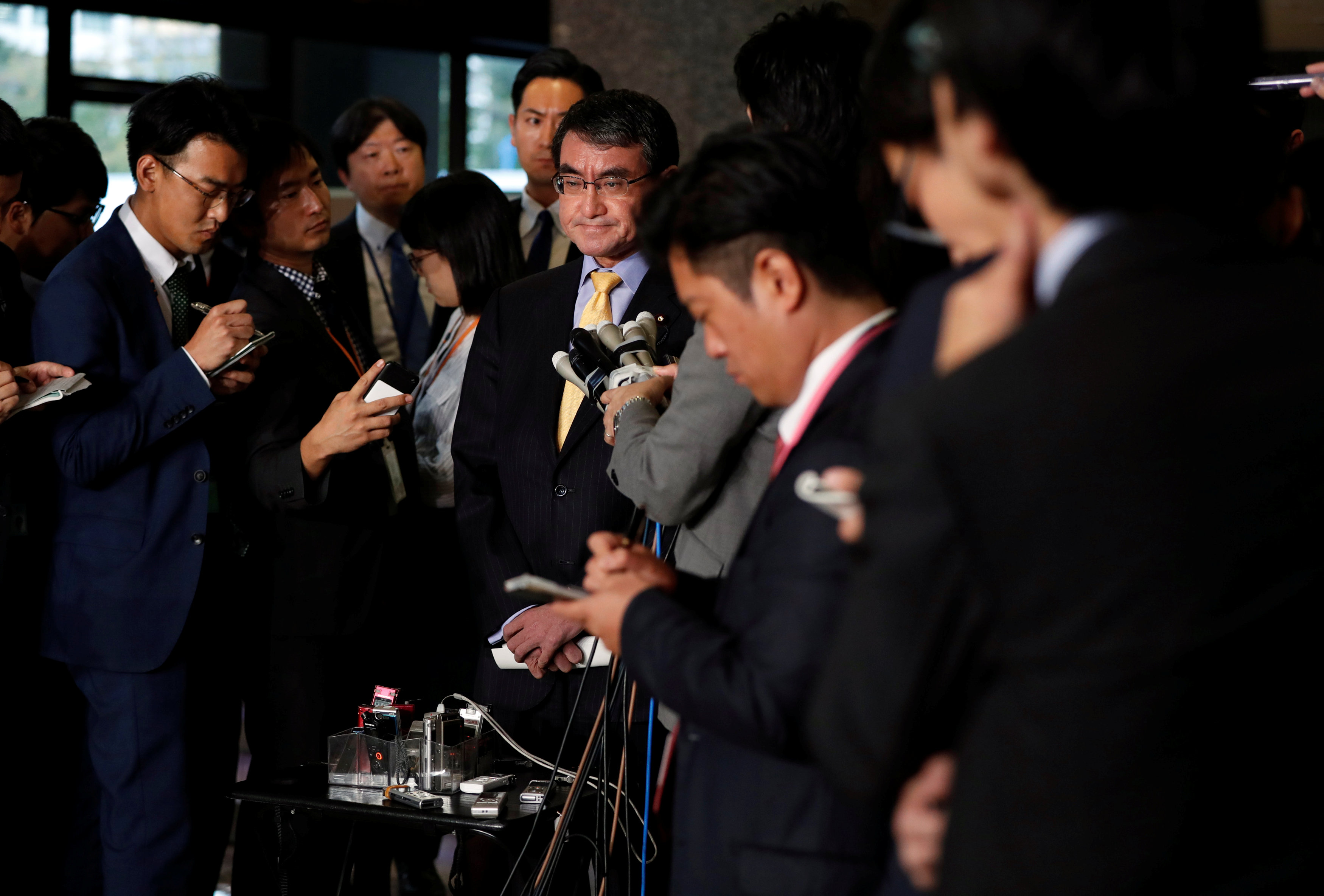 وزير خارجية اليابان فى مؤتمر صحفى بعد لقاءه مع سفير كوريا الجنوبية