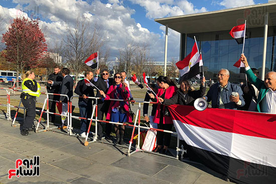 المصريون يحتشدون أمام مبنى المستشارية ببرلين (2)