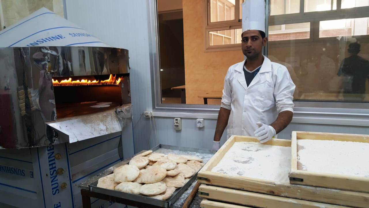 اليوم السابع يحاور صاحب فكرة إنشاء مخبز خالى من الجلاتين بجامعة أسيوط (8)