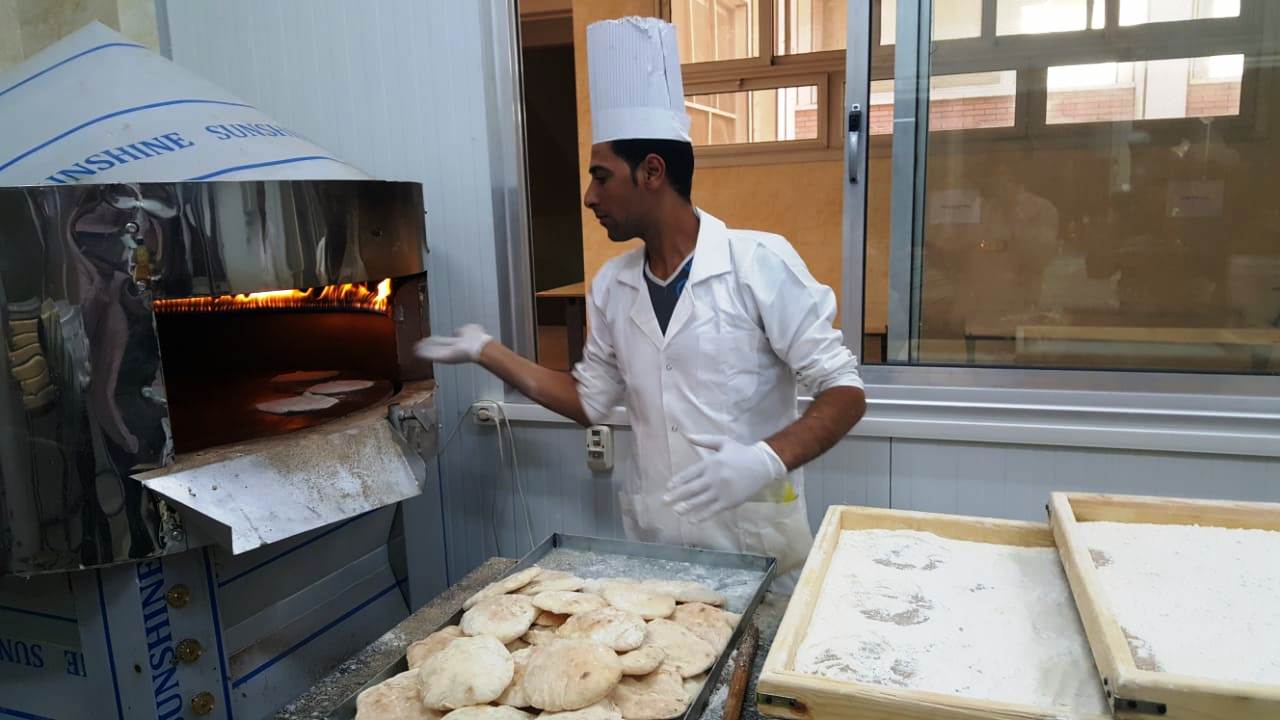 اليوم السابع يحاور صاحب فكرة إنشاء مخبز خالى من الجلاتين بجامعة أسيوط (15)