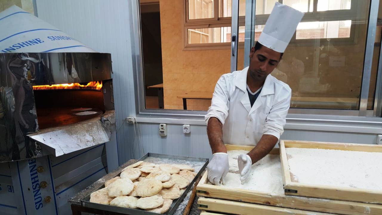 اليوم السابع يحاور صاحب فكرة إنشاء مخبز خالى من الجلاتين بجامعة أسيوط (10)