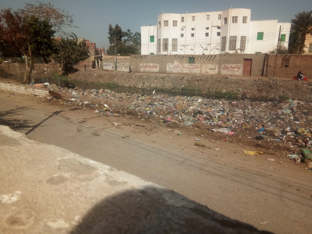 القمامة تحاصر مدرسة صفط تراب الثانوية المشتركة فى المحلة   (2)