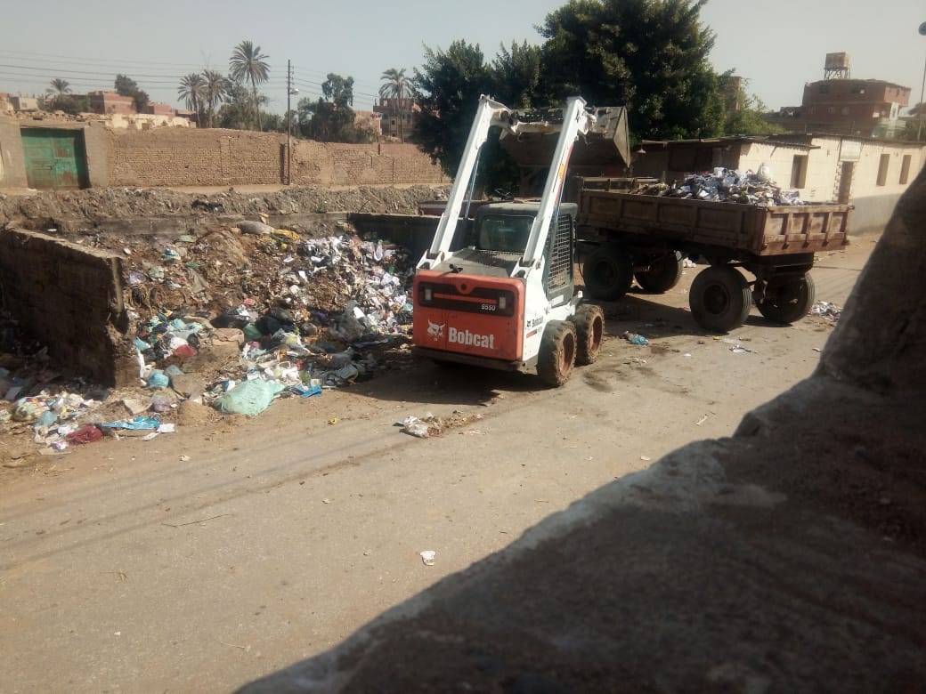 القمامة تحاصر مدرسة صفط تراب الثانوية المشتركة فى المحلة   (3)