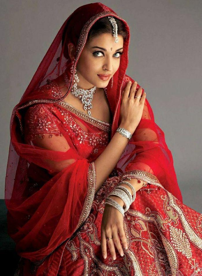  فى يوم ميلادها.. أجمل إطلالات إيشوريا راى ملكة الجمال والعارضة والفنانة  120811-indischer-Schmuck-Aishwarya-Rai-bollywood-schmuck