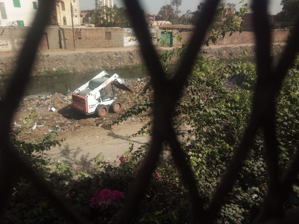 القمامة تحاصر مدرسة صفط تراب الثانوية المشتركة فى المحلة   (1)