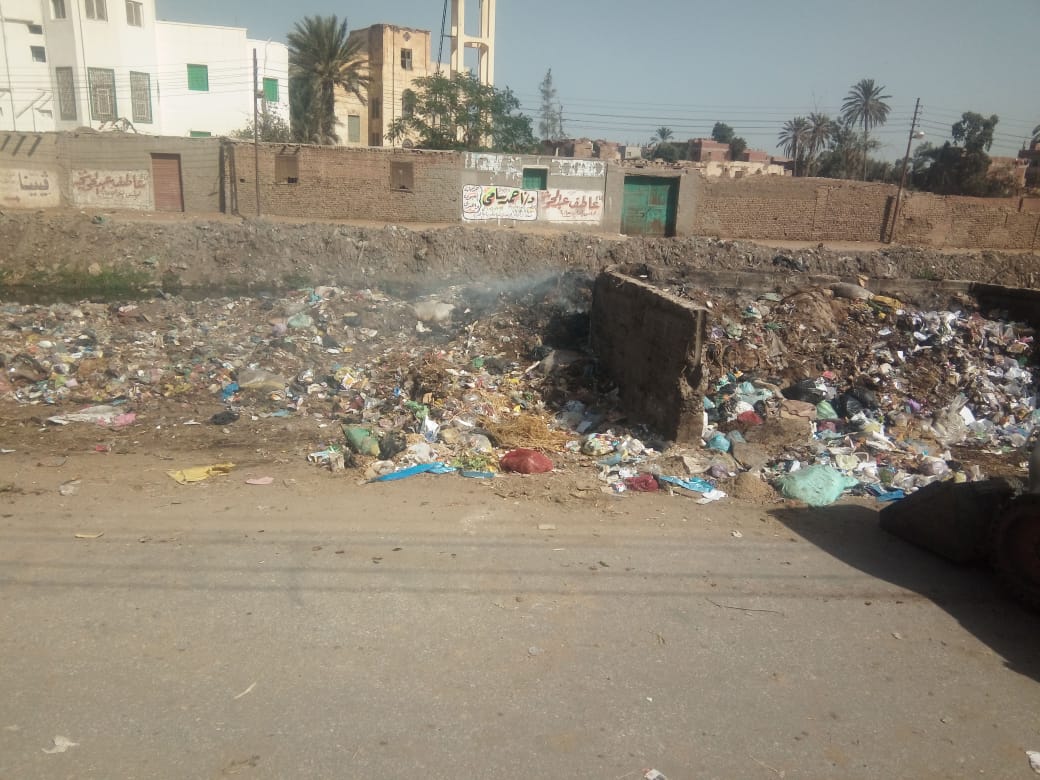 القمامة تحاصر مدرسة صفط تراب الثانوية المشتركة فى المحلة   (6)