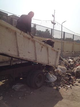 حى روض الفرج يلقى القمامة أمام مركز شباب الثورة الحضري  (1)