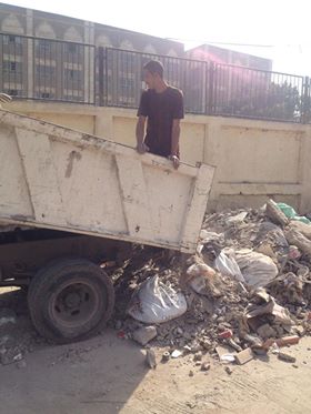حى روض الفرج يلقى القمامة أمام مركز شباب الثورة الحضري  (2)