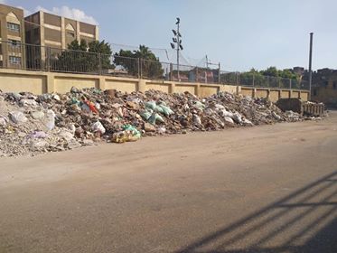 حى روض الفرج يلقى القمامة أمام مركز شباب الثورة الحضري  (3)