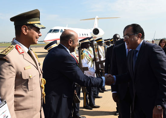 نائب رئيس جمهورية جنوب السودان يستقبل رئيس الوزراء فى مطار جوبا (6)