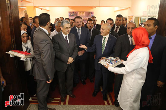 افتتاح وزير الكهرباء والانتاج الحربى مصنع عدادات الكهرباء (7)