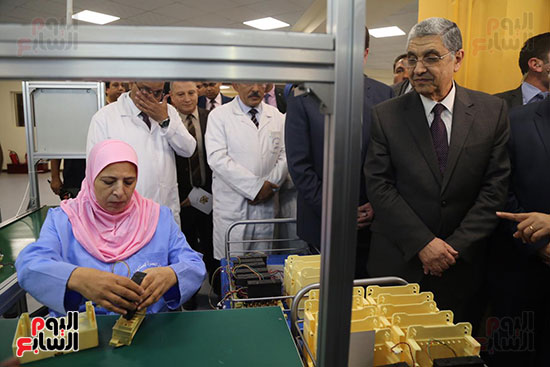 افتتاح وزير الكهرباء والانتاج الحربى مصنع عدادات الكهرباء (21)