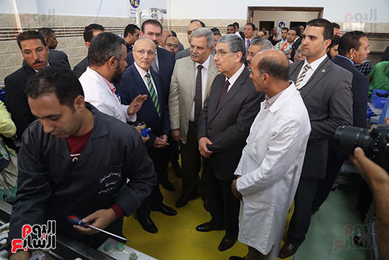 افتتاح وزير الكهرباء والانتاج الحربى مصنع عدادات الكهرباء (66)