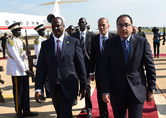 نائب رئيس جمهورية جنوب السودان يستقبل رئيس الوزراء فى مطار جوبا (5)