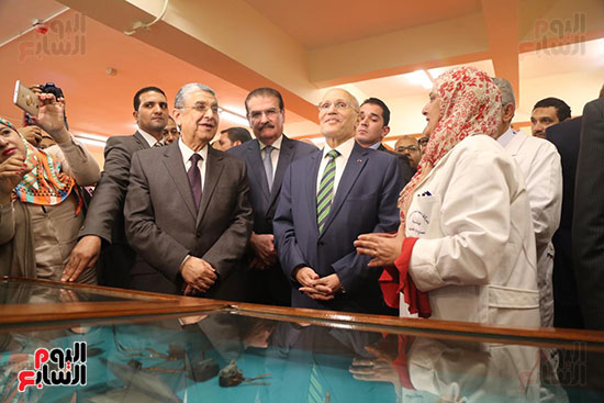 افتتاح وزير الكهرباء والانتاج الحربى مصنع عدادات الكهرباء (2)
