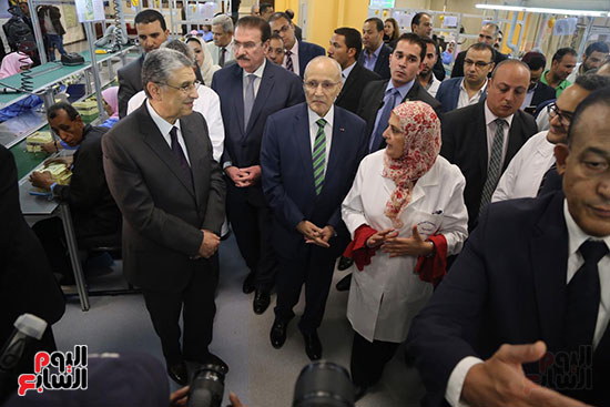 افتتاح وزير الكهرباء والانتاج الحربى مصنع عدادات الكهرباء (30)