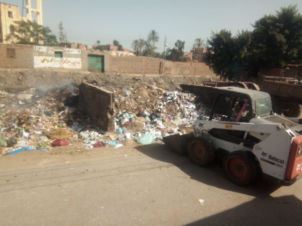 القمامة تحاصر مدرسة صفط تراب الثانوية المشتركة فى المحلة   (7)