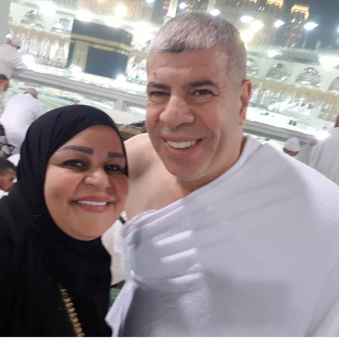 أحمد شوبير مع زوجته فى العمرة