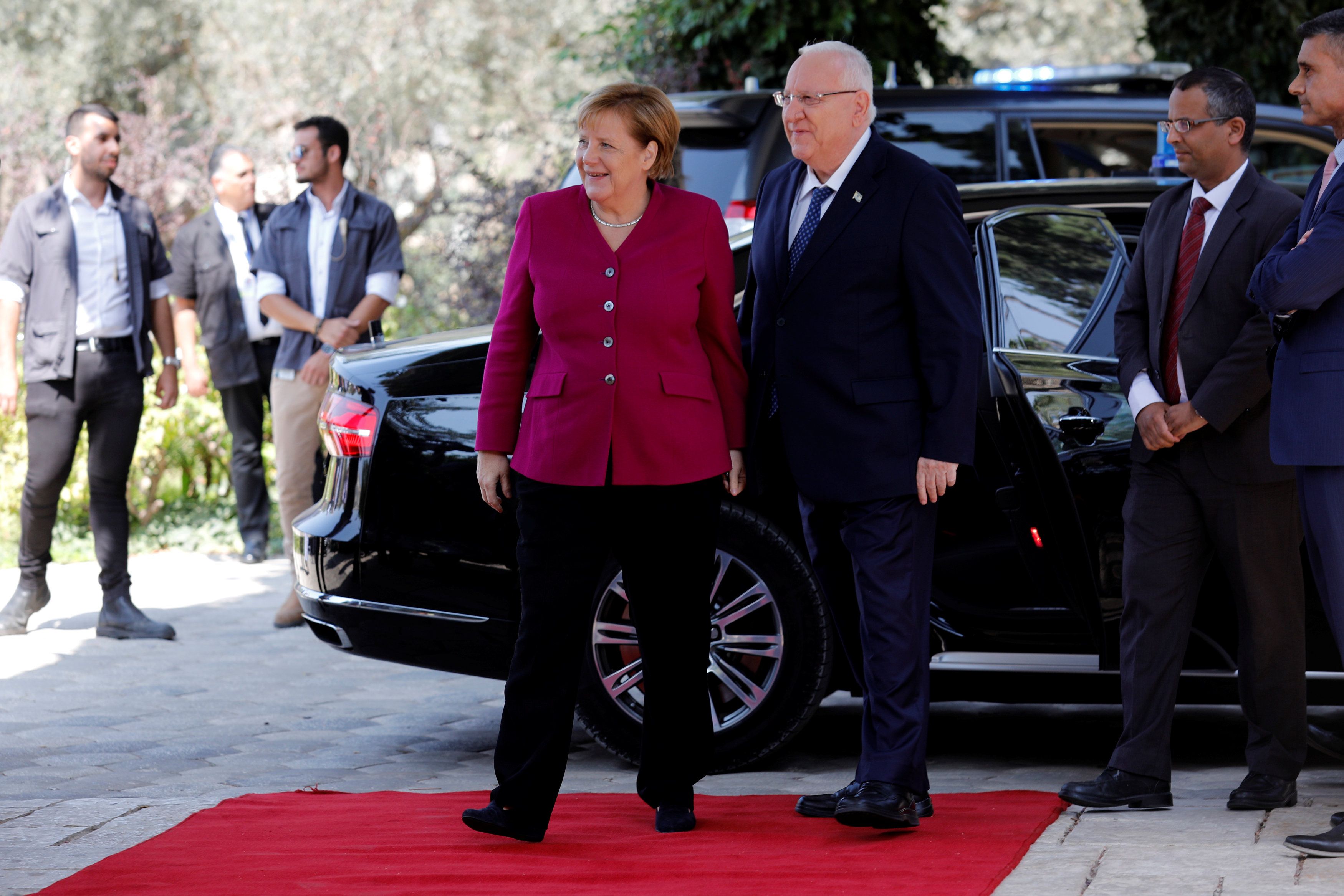 المستشارة الألمانية أنجيلا ميركل بجانب الرئيس الإسرائيلي روفين ريفلين