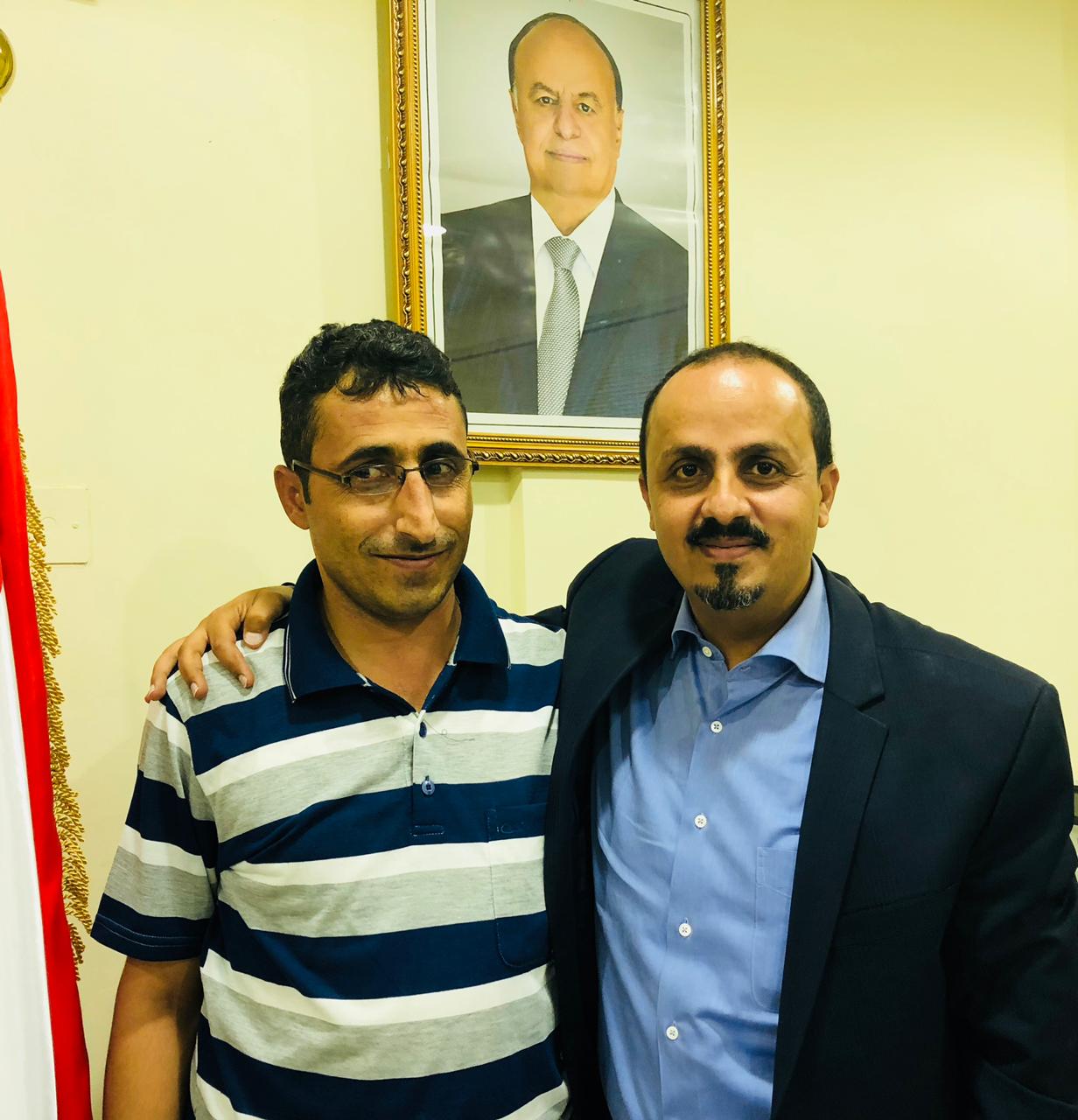 وزير الاعلام اليمنى مع أحد الناجين من سجون الحوثى