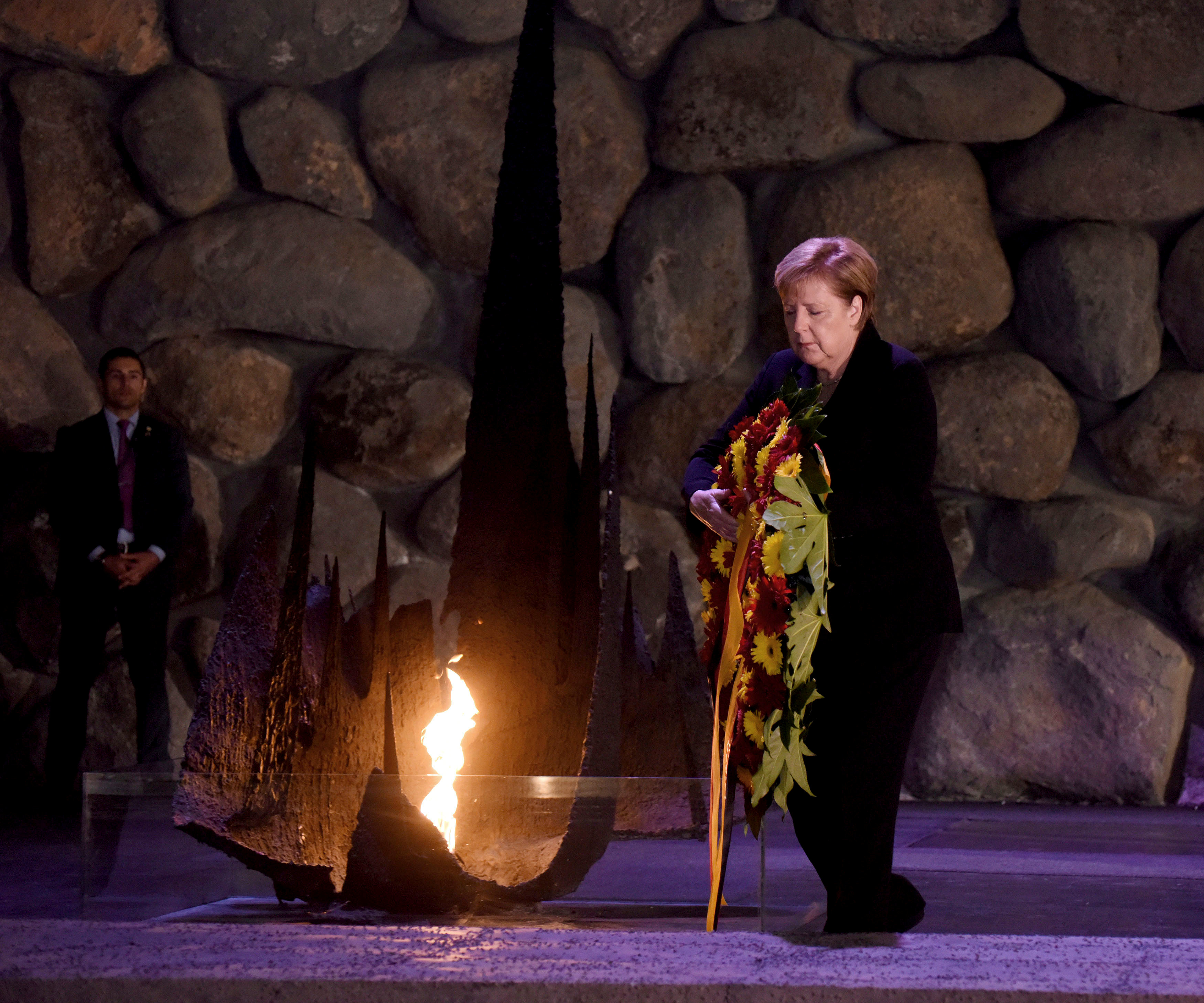 ميركل تضع إكليلا من الزهور خلال احتفال للهولوكوست فى القدس