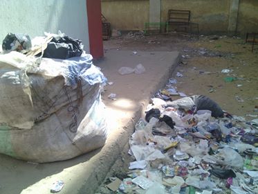 القمامة منتشرة داخل المدرسة (2)
