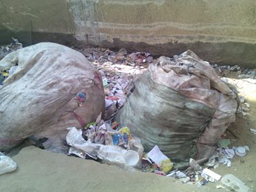 القمامة منتشرة داخل المدرسة (1)
