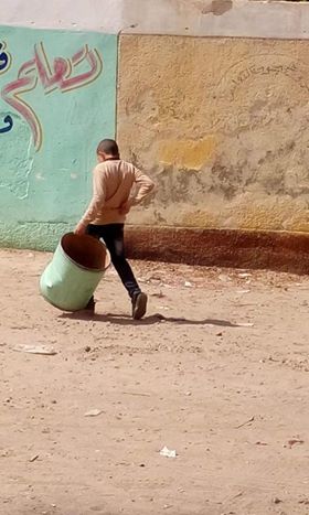 تلاميذ مدرسة فى القليوبية يتحولون إلى عمال نظافة (2)
