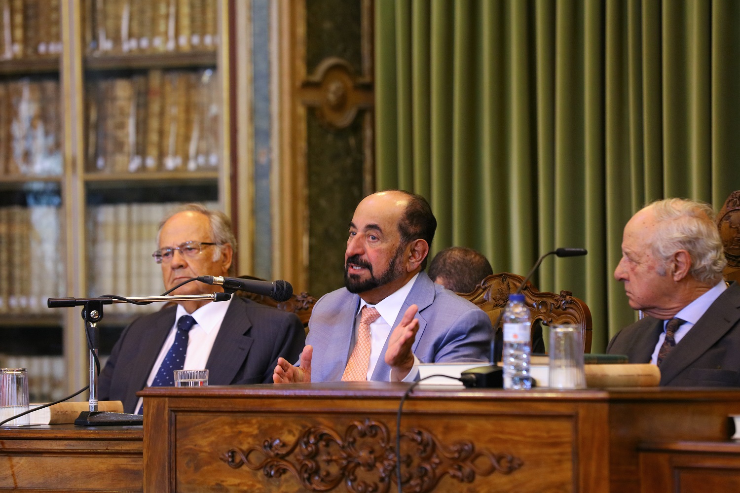 حاكم الشارقة خلال جلسة مناقشة كتاب رحلة بالغة الأهمية في أكاديمية العلوم في لشبونة (6)