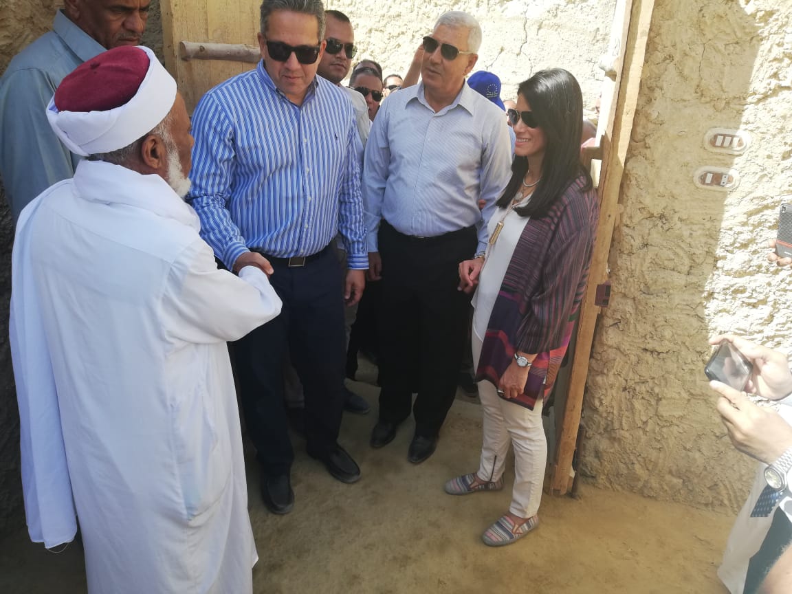 وزيرا الآثار والسياحة ومحافظ مطروح يفتتحون مسجد أثري بعد ترميمه بسيوة  (4)