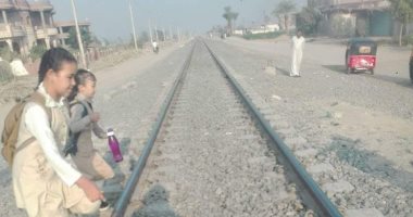 الأطفال يعبرون السكة الحديد دون وجود مزلقان