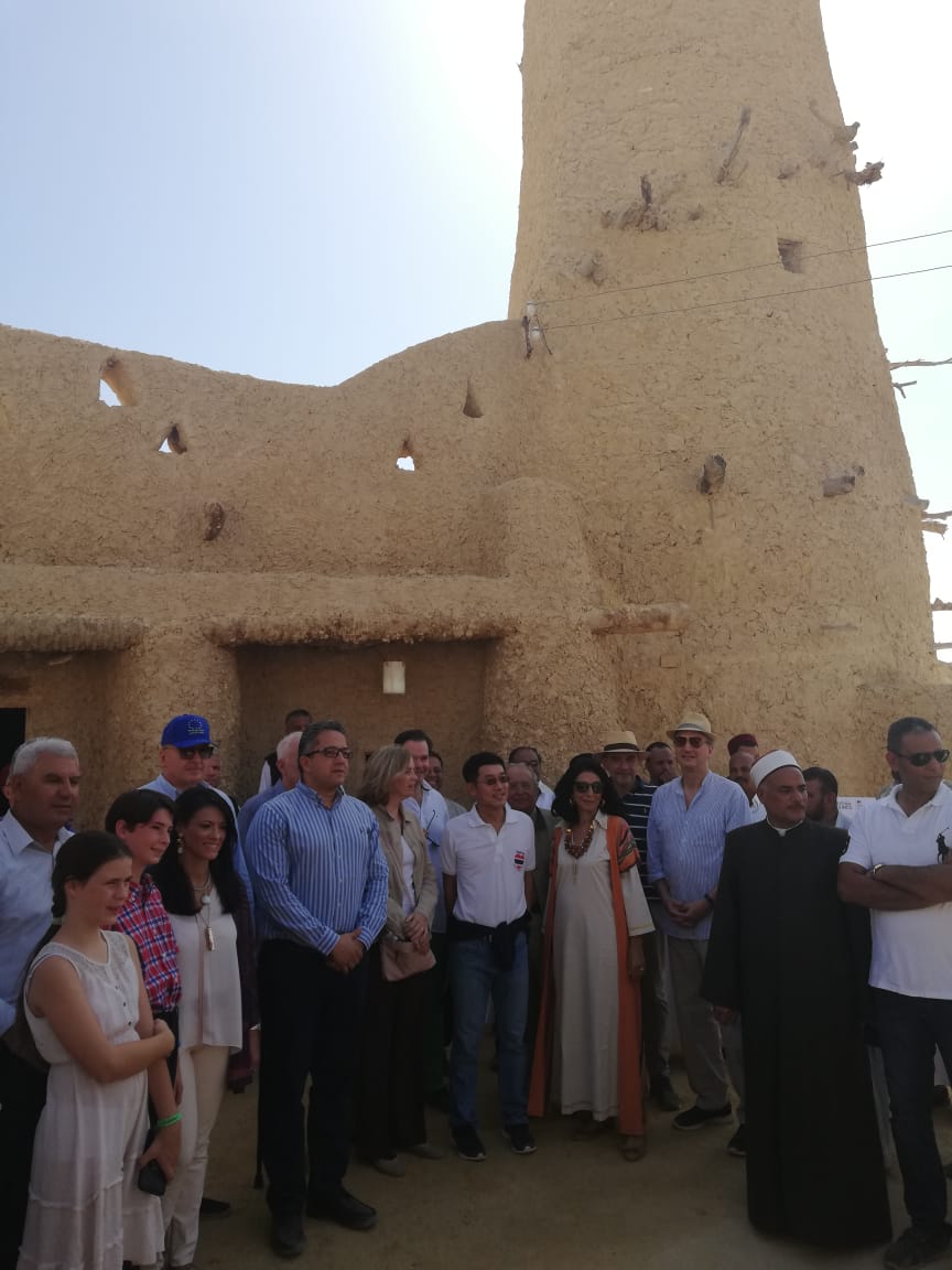 وزيرا الآثار والسياحة ومحافظ مطروح يفتتحون مسجد أثري بعد ترميمه بسيوة  (1)