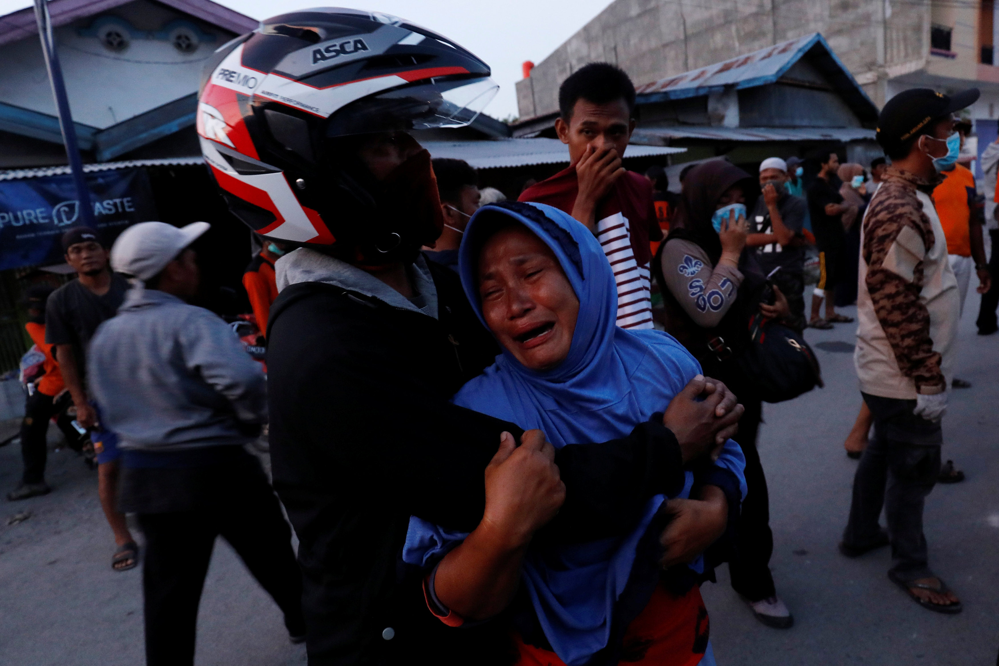 بكاء المواطنين فى إندونيسيا 