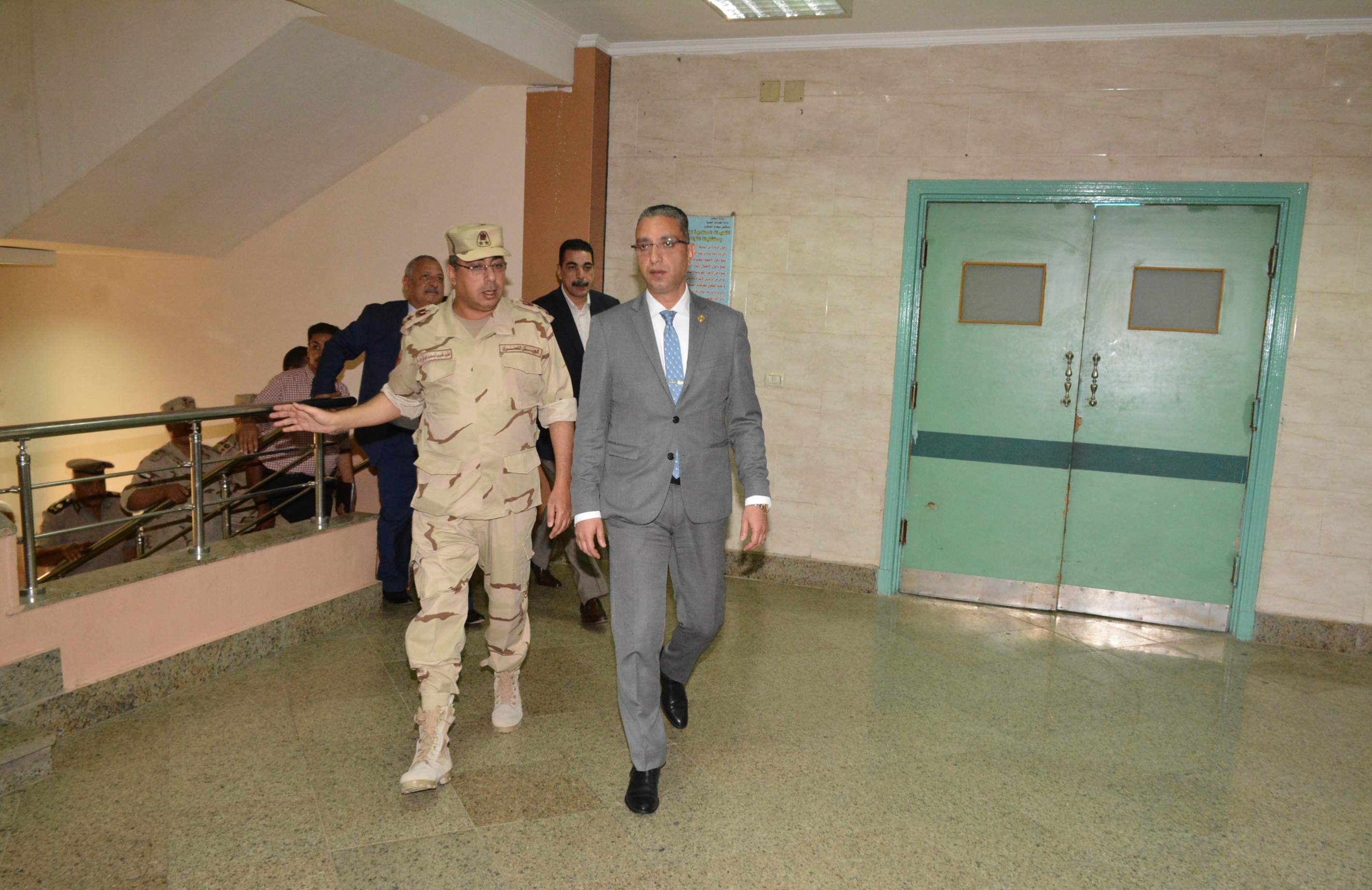 محافظ سوهاج ومدير الأمن يزوران المستشفى العسكرى  (5)