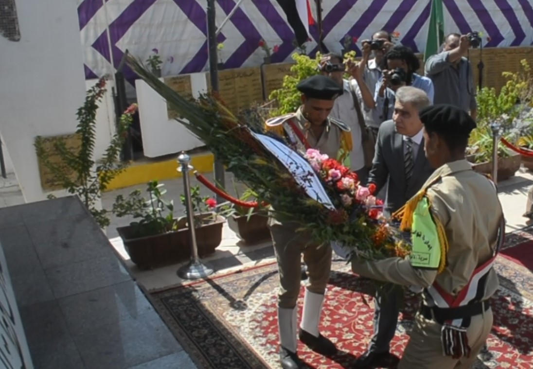 محافظ المنيا يضع إكليل زهور على النصب التذكارى  (15)