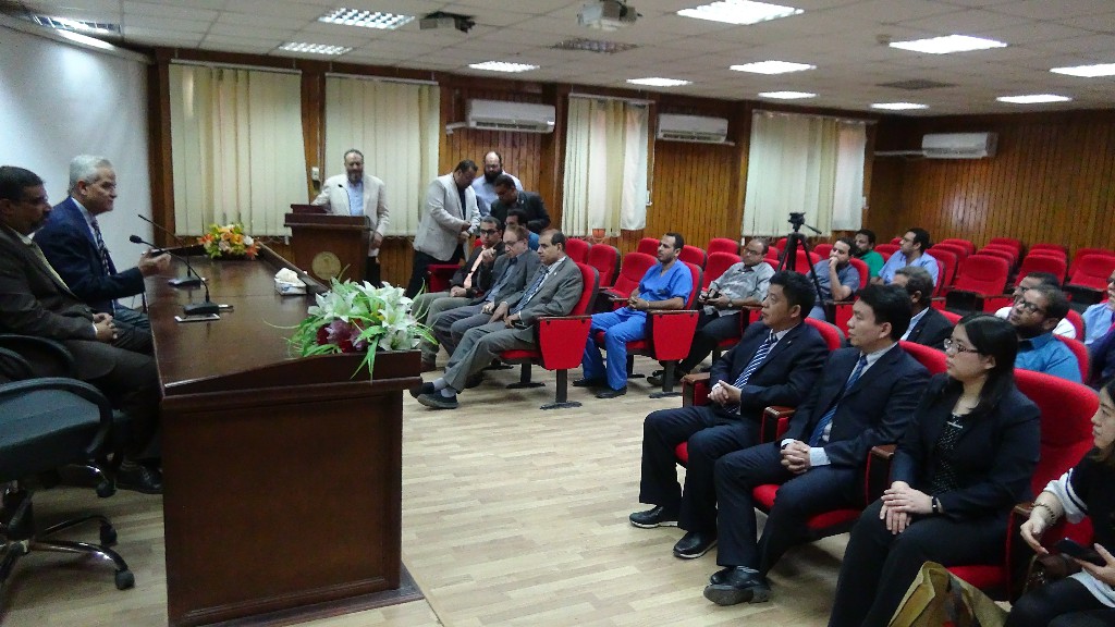 نائب رئيس جامعة المنيا يفتتح وحدة العناية لقسم جراحة الفم (8)