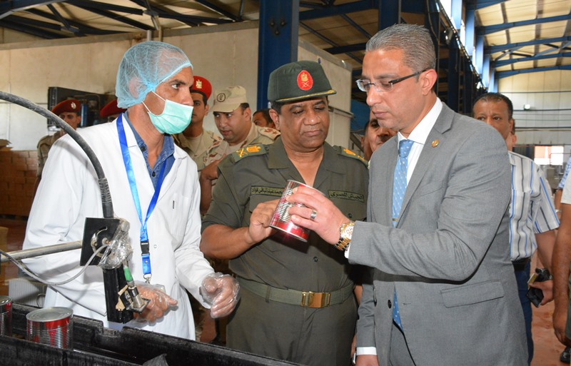 محافظ سوهاج ومدير الأمن يزوران المستشفى العسكرى  (36)