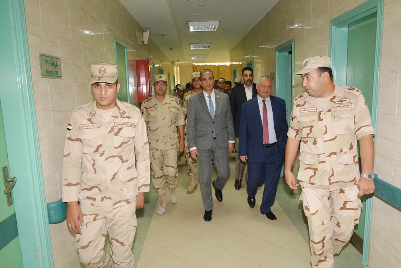 محافظ سوهاج ومدير الأمن يزوران المستشفى العسكرى  (10)