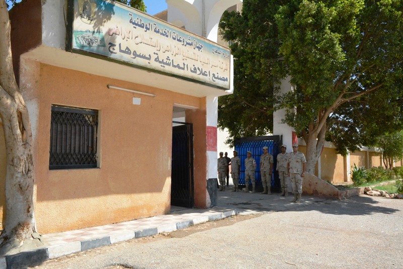 محافظ سوهاج ومدير الأمن يزوران المستشفى العسكرى  (42)
